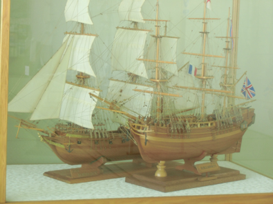 (奥側)　ＴＯＮＮＡＮＴ（トナン）号　フランス国籍　18世紀　私掠船 (手前)　Ｈ.Ｍ.Ｓバウンティ号イギリス国籍　18世紀　武装輸送船